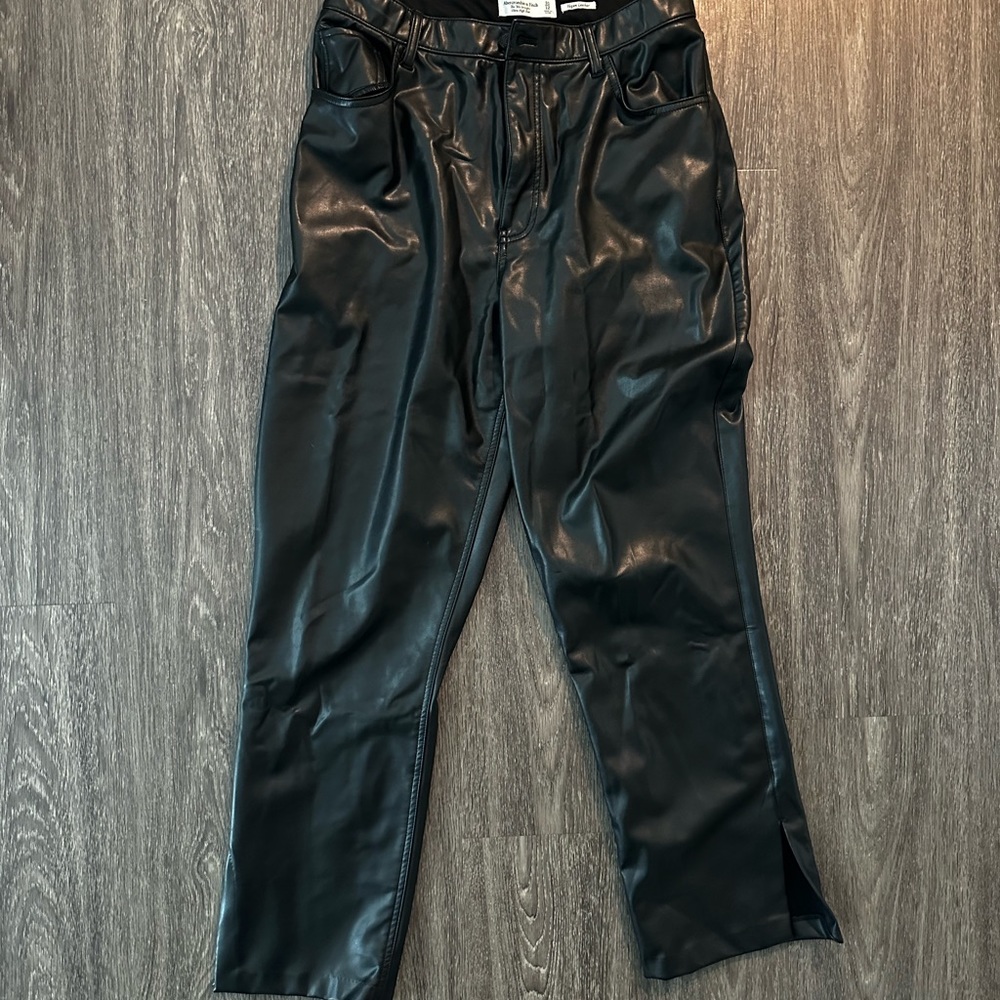 Abercrombie & Fitch
The 90s Straight
Ultra High Rise “Split Ankle”